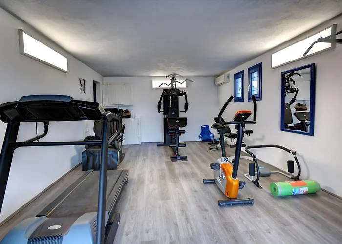 Martineli - A Beachfront Estate Βίλα